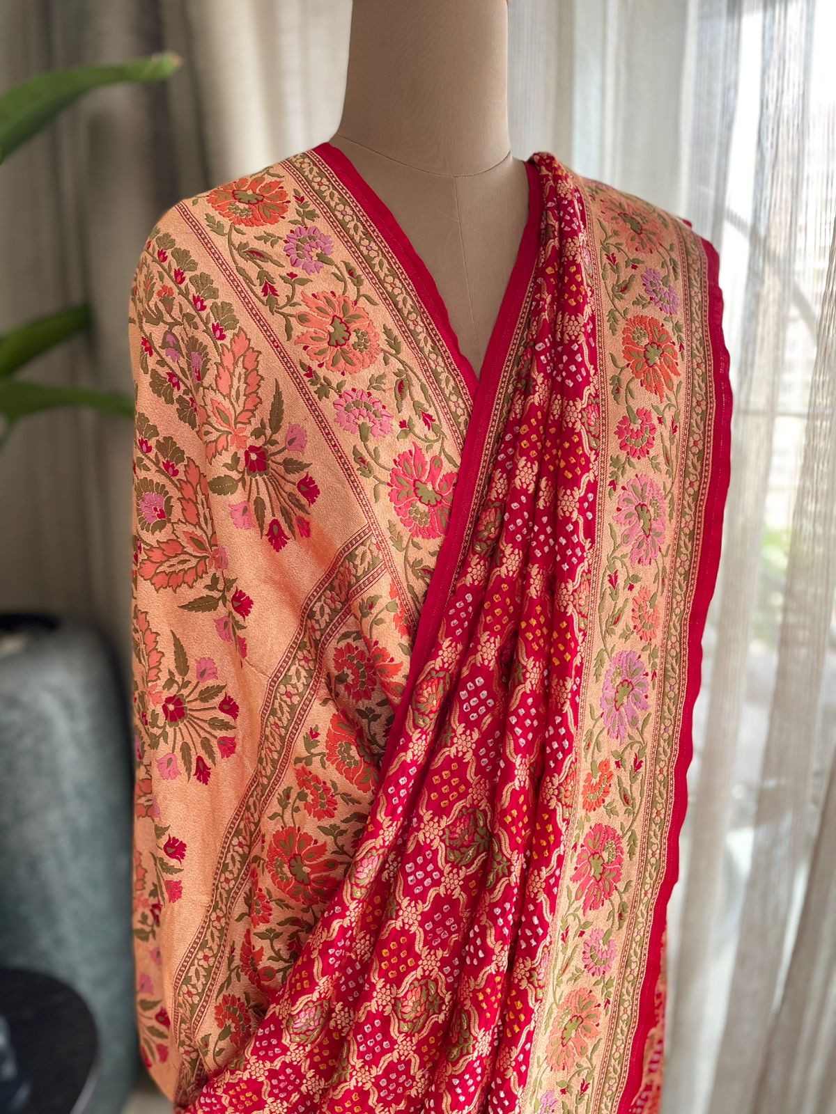 Kashvi - Shining Star Meenakari Motif Saree