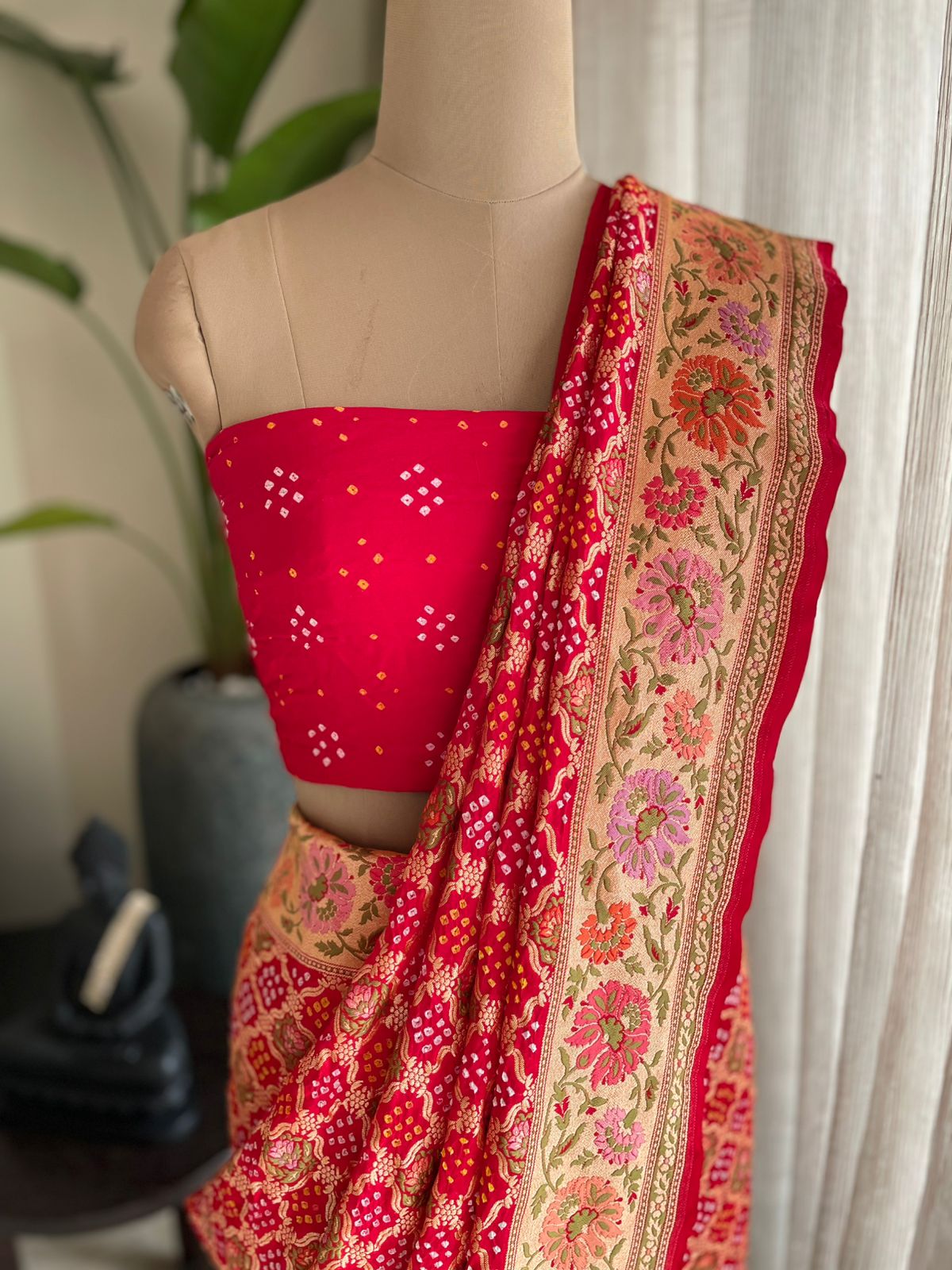 Kashvi - Shining Star Meenakari Motif Saree