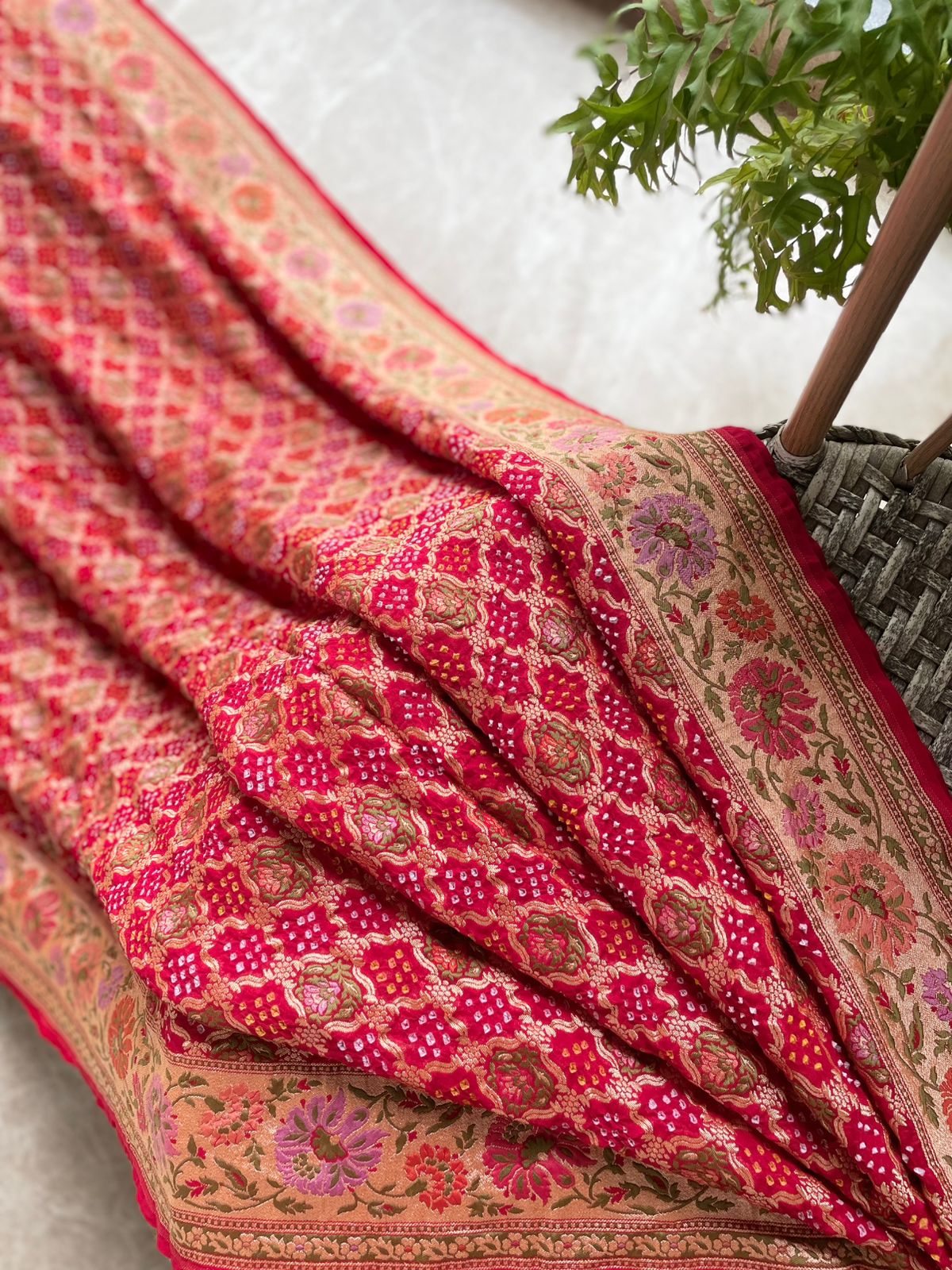 Kashvi - Shining Star Meenakari Motif Saree