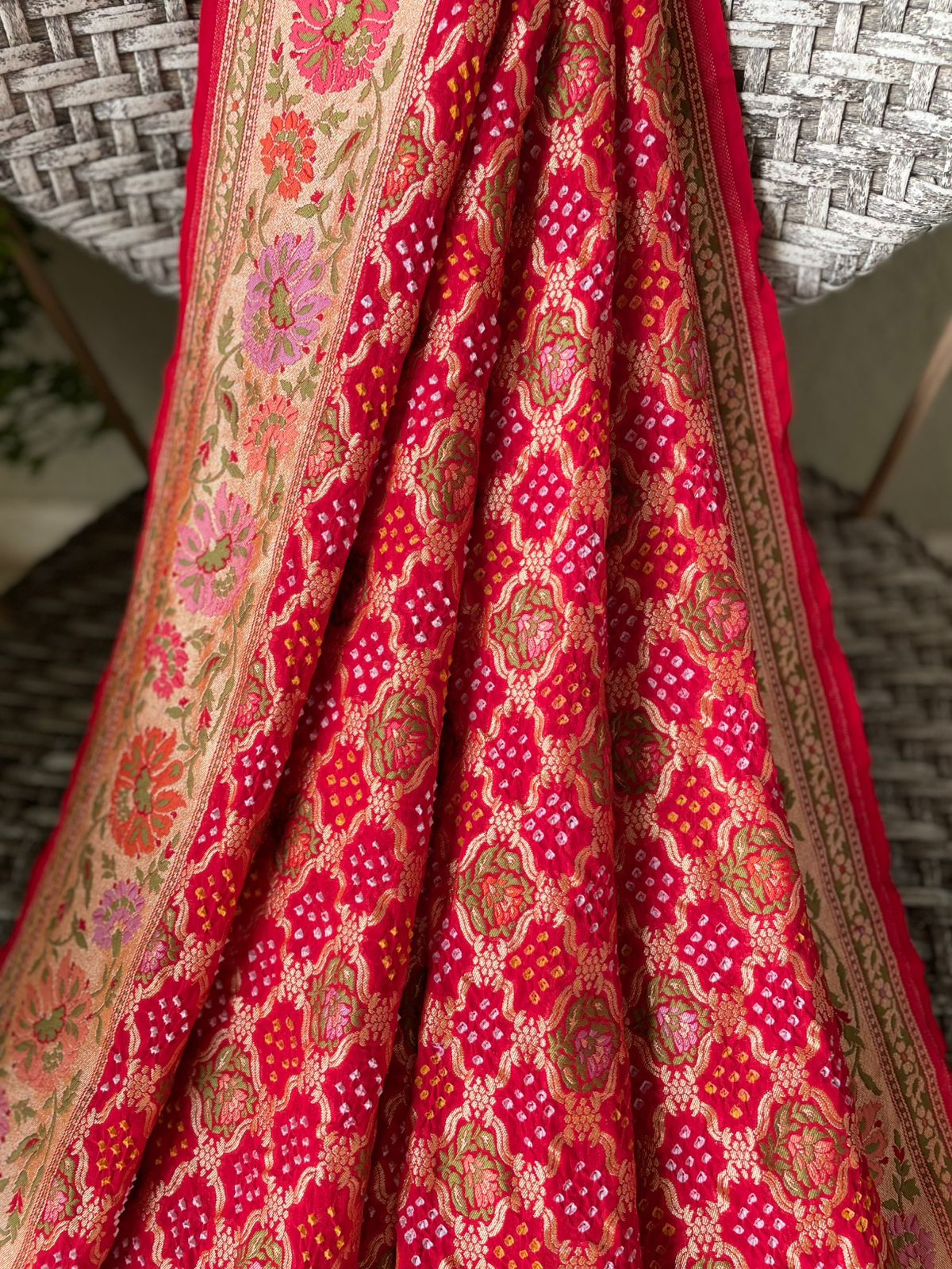 Kashvi - Shining Star Meenakari Motif Saree