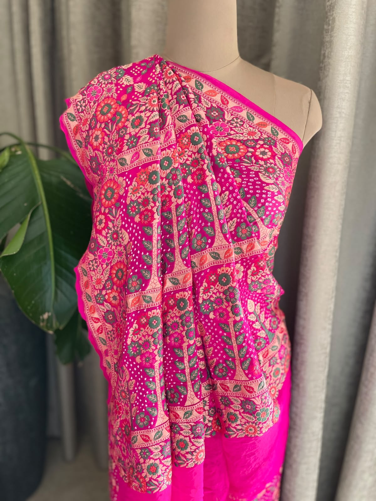 Hetvi - Pink Tilfi Meenakari Bandhani Saree
