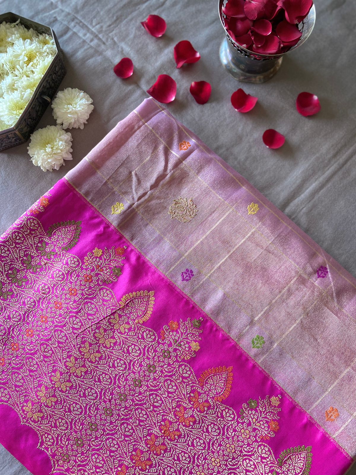 Jacquard Woven Banarasi Silk Saree With Blouse Sr01352415